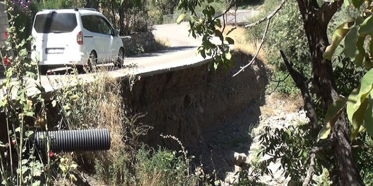 Akarsu toprağı aşındırdı, köy yolu havada kaldı