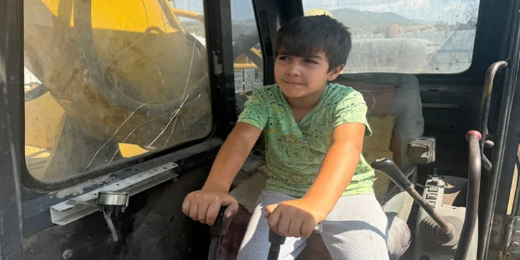 Bursa’da 7 yaşındaki çocuk iş makinelerini kullanıyor