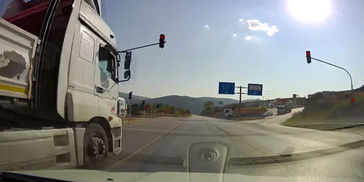 Bursa’da kırmızı ışıkta geçen tır, tehlike saçtı