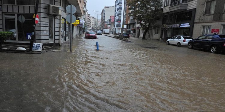 Erdek’te şiddetli yağış hayatı felç etti