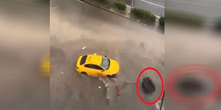 Araçlar suda mahsur kaldı: Koltuk suya kapıldı