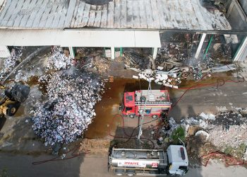 Kitap dağıtım deposu yandı: 10 işyeri küle döndü