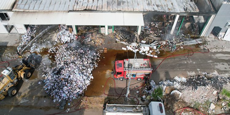 Kitap dağıtım deposu yandı: 10 işyeri küle döndü