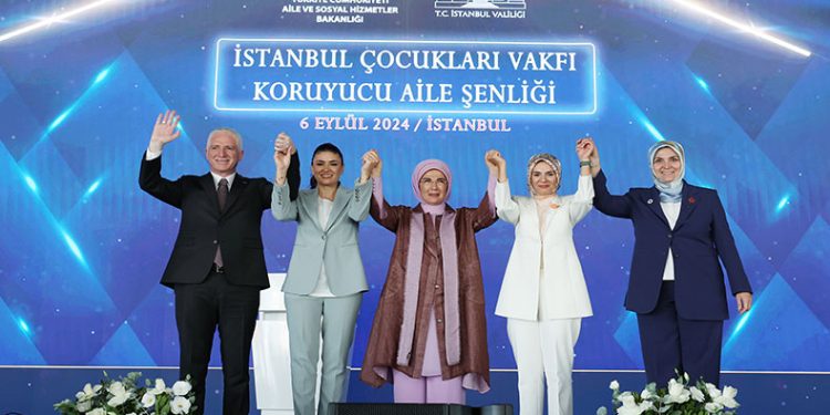 Emine Erdoğan, koruyucu aileler ve çocuklarıyla buluştu