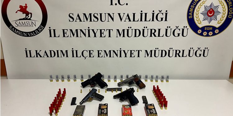 Samsun’da bir evde 4 adet tabanca ele geçti