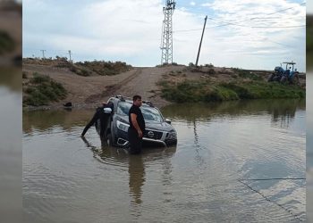 Debisi artan derede aracıyla mahsur kaldı