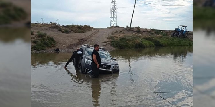 Debisi artan derede aracıyla mahsur kaldı