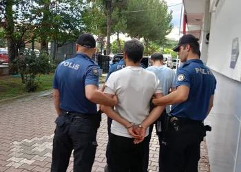 Samsun’da 10 yıl ve 22 yıl hapis cezası bulunan 2 kişi aynı evde yakalandı