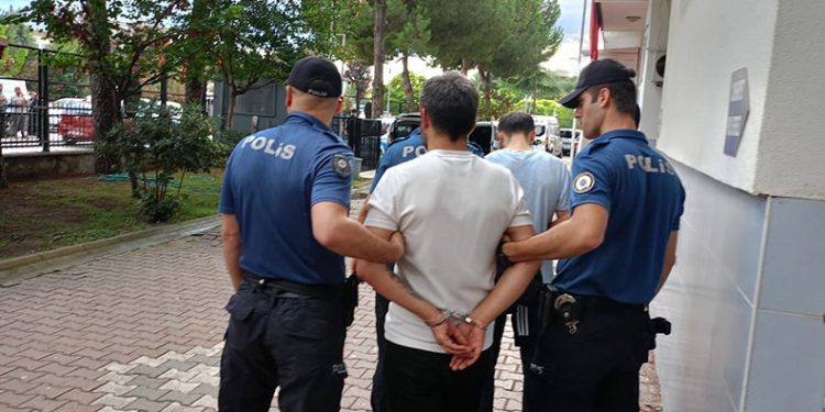 Samsun’da 10 yıl ve 22 yıl hapis cezası bulunan 2 kişi aynı evde yakalandı