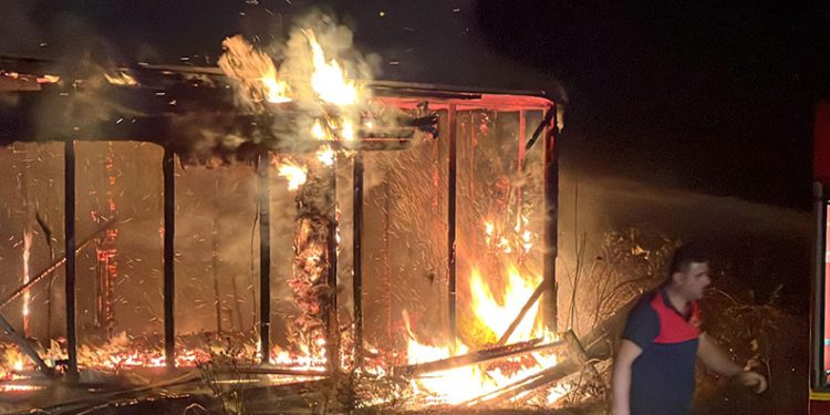 Sinop’ta baraka alevlere teslim oldu