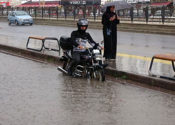 Yozgat’ta sağanak yolları göle çevirdi, sürücüler zor anlar yaşadı