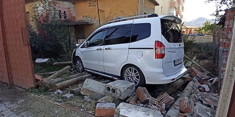 Konya’da parkın duvarına çarpan araçtaki 3 kişi yaralandı