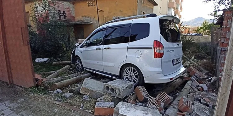 Konya’da parkın duvarına çarpan araçtaki 3 kişi yaralandı