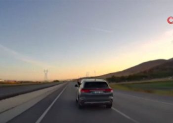 Hızla sokağa giren otomobil ortalığı yıkıp geçti