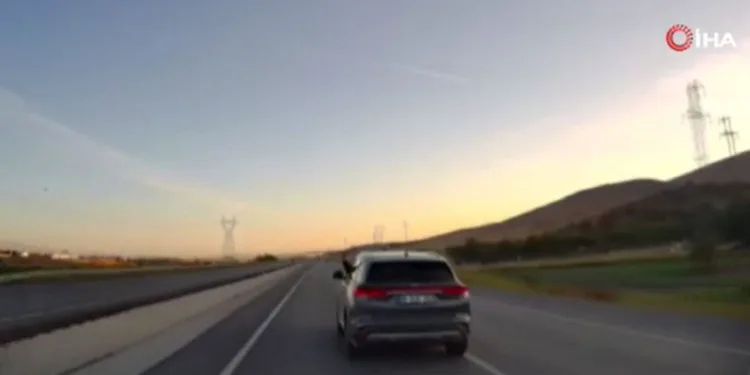 Hızla sokağa giren otomobil ortalığı yıkıp geçti