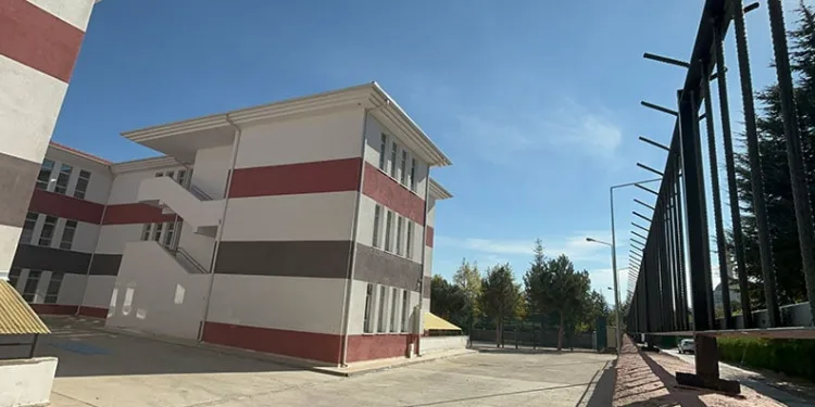 Yangın merdiveninden düşen çocuk yaralandı: Ameliyata alındı