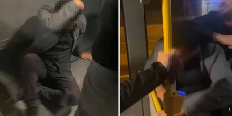 Durakta kadını taciz etti: Takip ederek aynı otobüse binince vatandaşlar darp etti