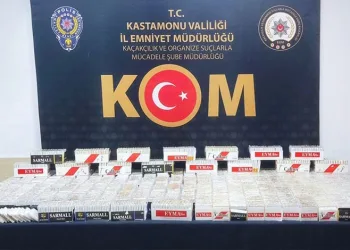 Tarla sürerken traktör alev aldı