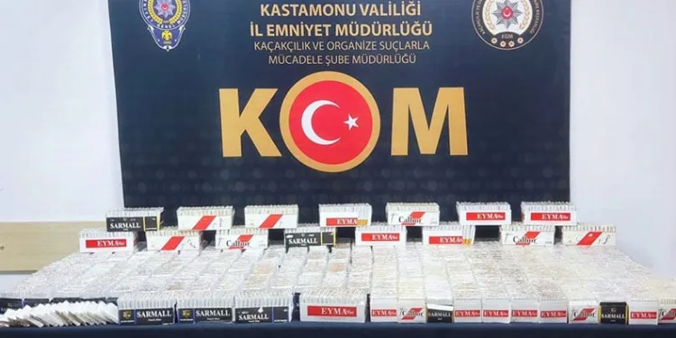 Tarla sürerken traktör alev aldı