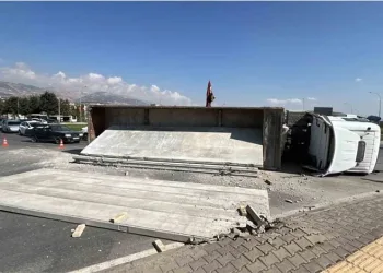 Kontrollü bina yıkımında facianın eşiğinden dönüldü: Mahsur kalan 8 kişi kurtarıldı