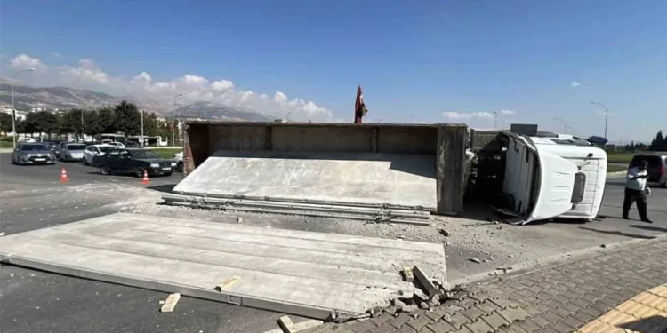 Kontrollü bina yıkımında facianın eşiğinden dönüldü: Mahsur kalan 8 kişi kurtarıldı