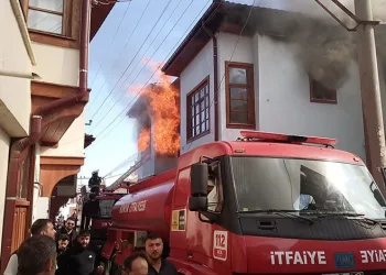 Kahramanmaraş’ta hurdalık yangını