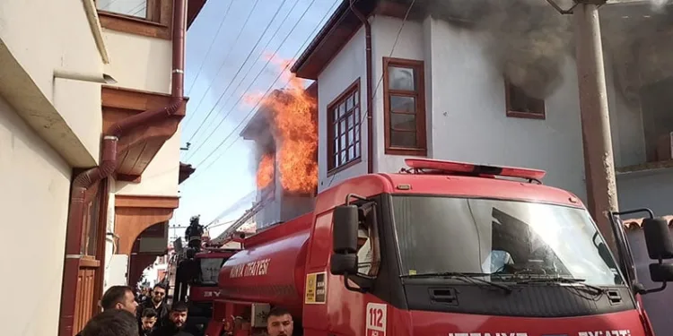 Kahramanmaraş’ta hurdalık yangını