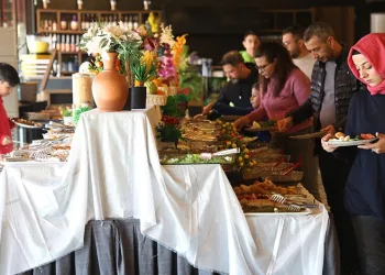 90 çeşit kahvaltıyla önce müşterilerin ardından da hayvanların karınlarını doyuruyorlar