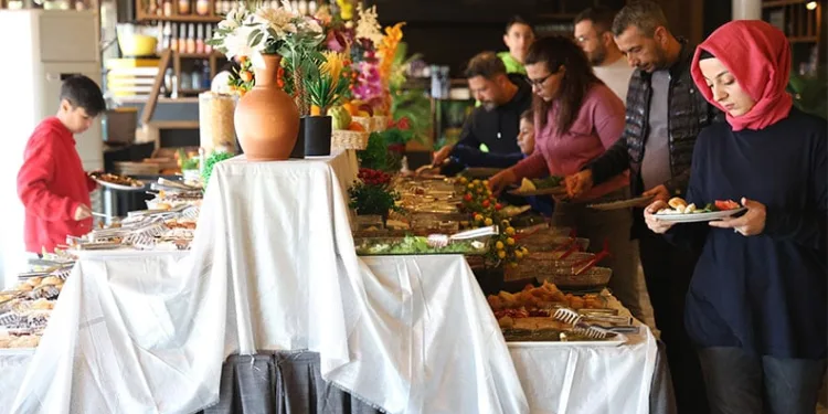 90 çeşit kahvaltıyla önce müşterilerin ardından da hayvanların karınlarını doyuruyorlar