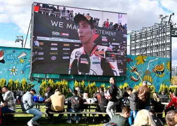 Başkentliler milli motosiklet sporcusu Razgatlıoğlu’nu dev ekranda izledi