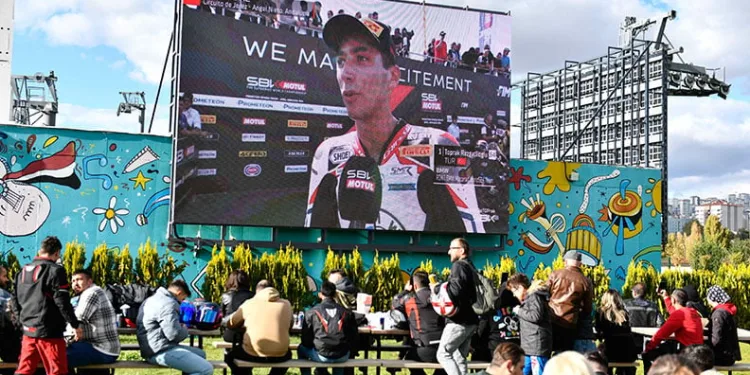 Başkentliler milli motosiklet sporcusu Razgatlıoğlu’nu dev ekranda izledi