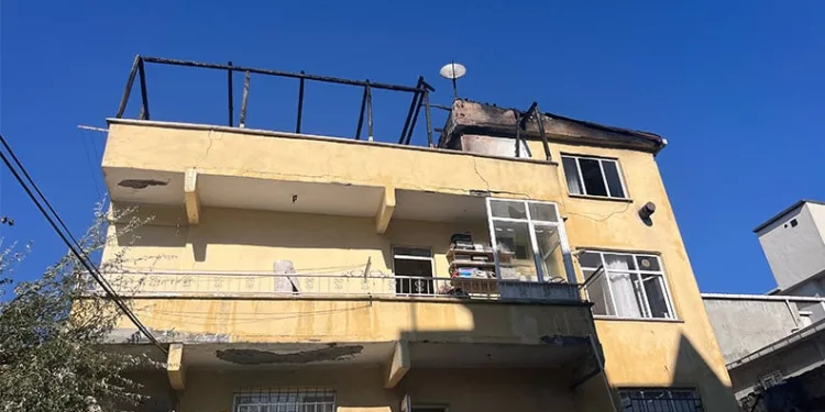 Büyükçekmece’de çatı katında korkutan yangın