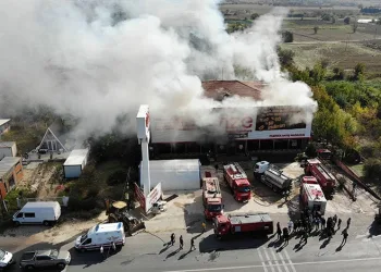 Kırklareli’nde mobilya mağazasında çıkan yangına müdahale sürüyor: Yangın havadan görüntülendi