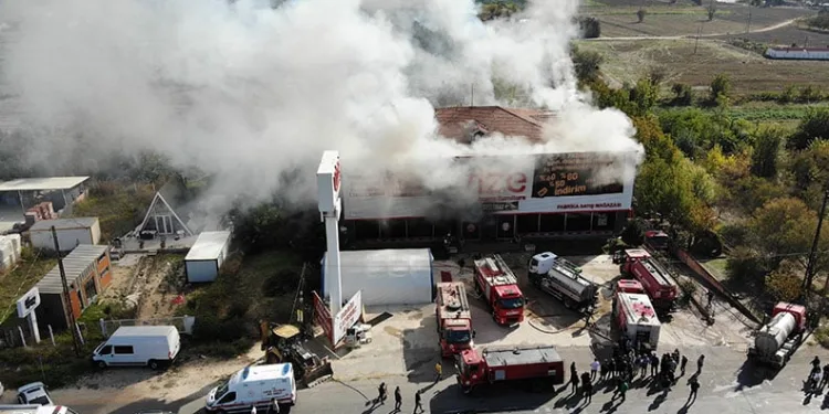 Kırklareli’nde mobilya mağazasında çıkan yangına müdahale sürüyor: Yangın havadan görüntülendi