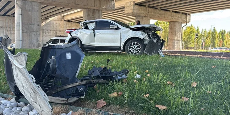 Tırla çarpışan milyonluk cip hurdaya döndü: 2 yaralı