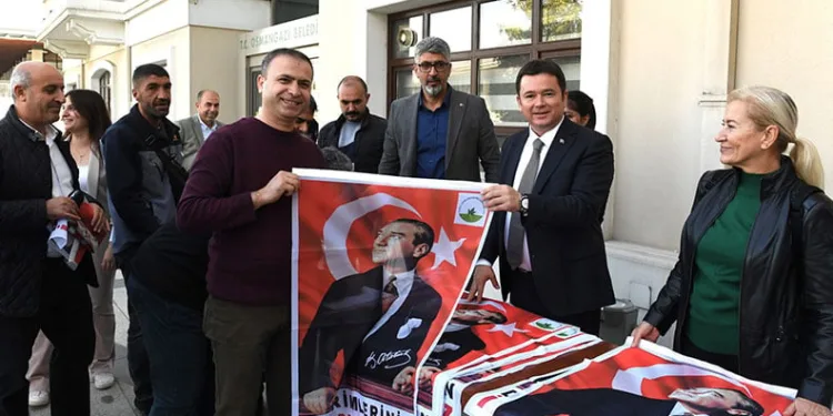 10 bin Ata posteri dağıtılmaya başlandı