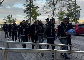 Aklen malul kişileri dolandırıp kartlarını kullanıp kredi çektirmişler