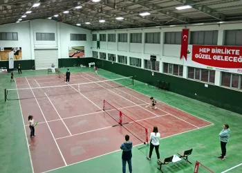 Virajı alamayan otomobil karşı yöndeki araçla kafa kafaya çarpıştı, sıkışan yaralıları itfaiye kurtardı