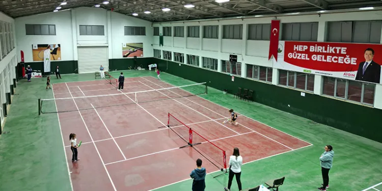 Virajı alamayan otomobil karşı yöndeki araçla kafa kafaya çarpıştı, sıkışan yaralıları itfaiye kurtardı