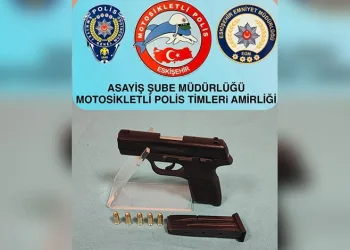 Otomobil kazılan çukura düştü