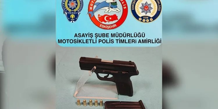 Otomobil kazılan çukura düştü