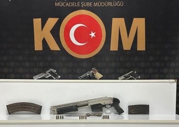 Tır refüje düştü, patatesler yola saçıldı: 1 yaralı