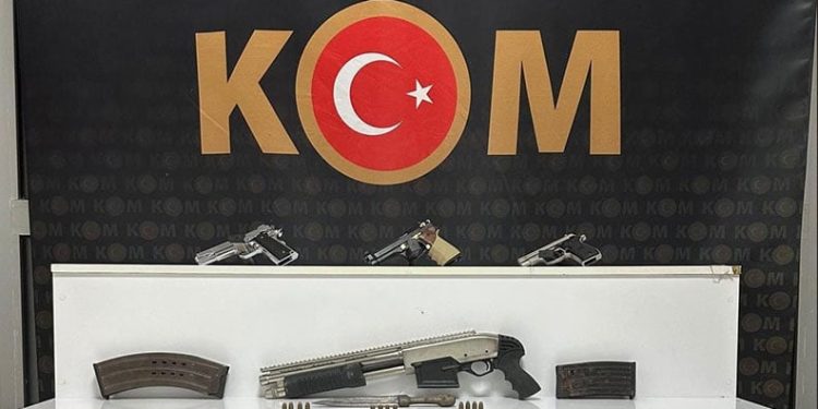 Tır refüje düştü, patatesler yola saçıldı: 1 yaralı