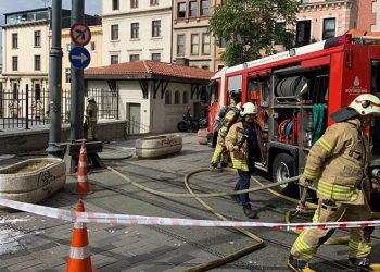 Kamyonet çekiciye bağlı olan yarı römorka çarptı: 1 yaralı