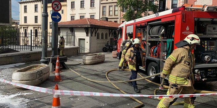 Kamyonet çekiciye bağlı olan yarı römorka çarptı: 1 yaralı