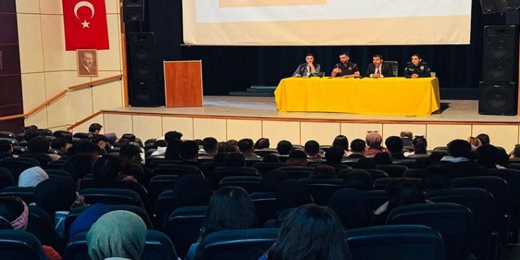 Hınıs’ta üniversite öğrencilerine bilgilendirme
