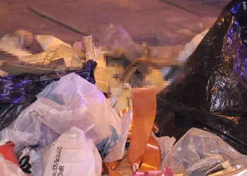 Otomobil kazılan çukura düştü