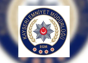 Otomobil kazılan çukura düştü