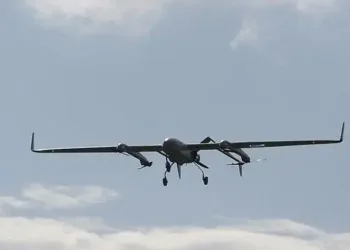 Otomobil kazılan çukura düştü