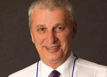 Tır refüje düştü, patatesler yola saçıldı: 1 yaralı